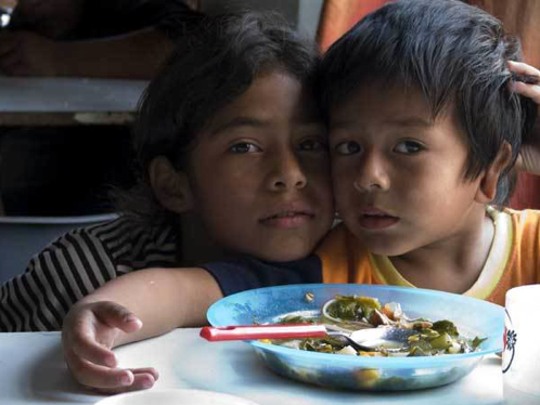 Niños comiendo Niños comiendo