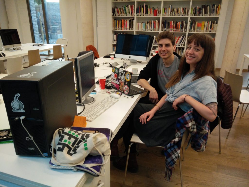 Alison Macrina, responsable del Library Freedom Project, instalando un nodo Tor en el Internet Freedom Festival 2016